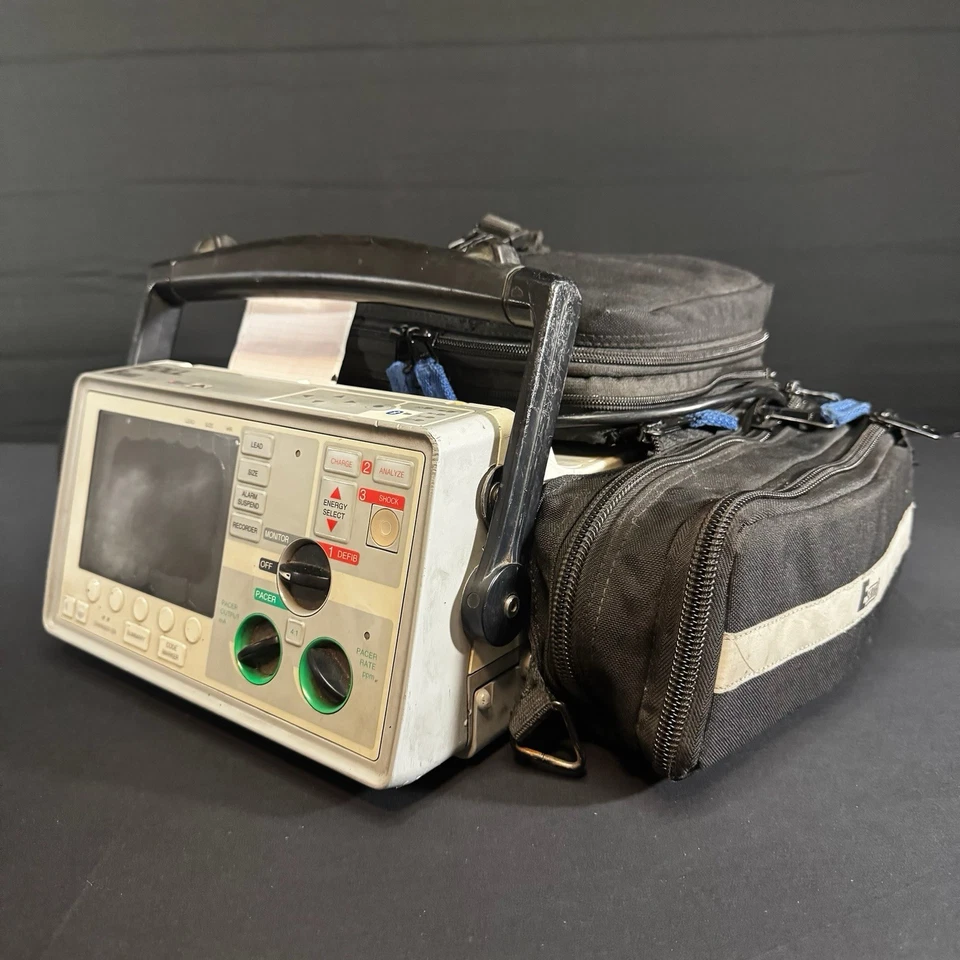 ZOLL E-SERIES 12 Lead Defibrillator Monitor w/ Travel Case and Accessories/cable - Image 2 of 4