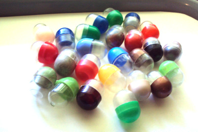 Vtg Gumball Charm Cracker Jack LOT 1960's  (25)  1'' Empty Capsules vending toys