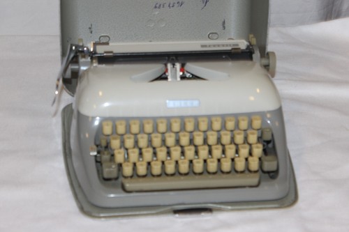 Macchina da Scrivere Adler Favorit - Tedesco Tastiera - IN Valigia - Foto 4 di 6