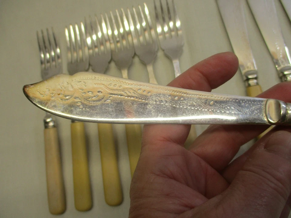 HORQUILLAS Y CUCHILLOS BIRMINGHAM "WY" PLATEADOS ~ MANGOS AMARILLOS ~ 12 PIEZAS ANTIGUO 1906 Foto 2 de 4