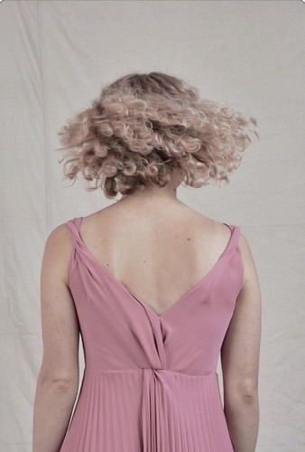 VINCE Rosa Torcido Frontal Plisado Falda Larga Sin Mangas Elegante Vestido Midi Cuello en V 12 - Imagen 13 de 15