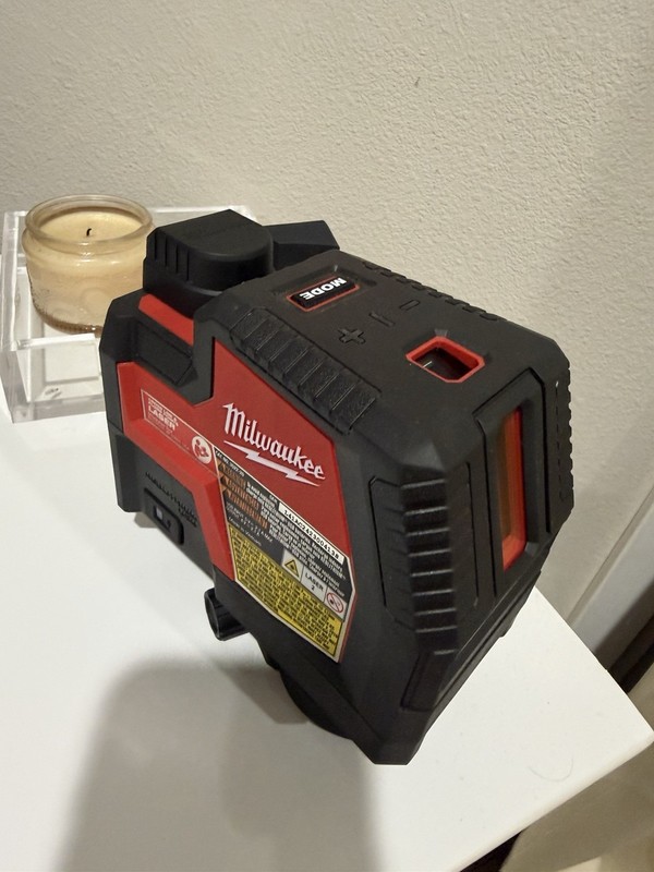 Milwuakee 3522-20 Cross Line & Plumb Points Laser Level
