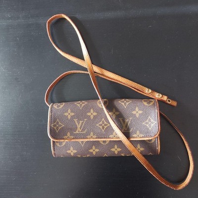 Louis Vuitton Shoulder Pochette    Brown