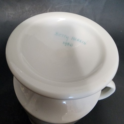 Taza de café floral de colección década de 1980 Betty Herrin pedestal rosas de té - Imagen 5 de 6