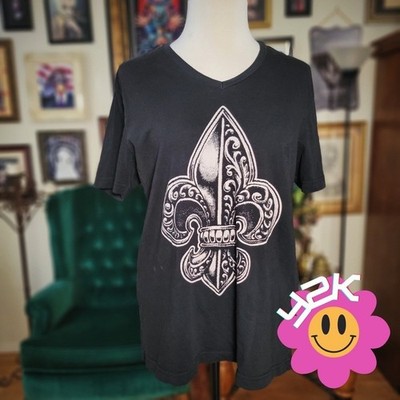Vintage Y2K Anno Domini Fleur De Lis Graphic V-Neck T-Shirt Black 2000s