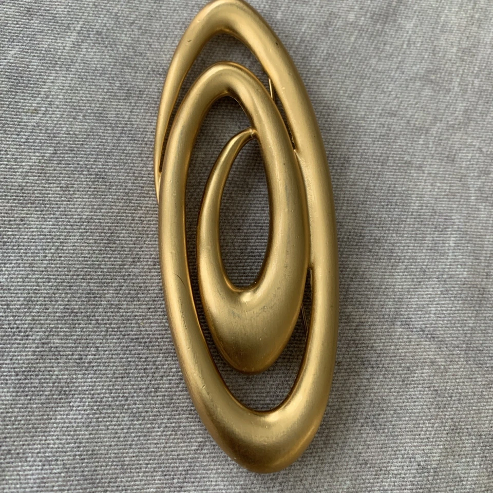 "Broche prendedor vintage ANNE KLEIN tono dorado acabado mate forma onda 4,25""" Foto 2 de 4