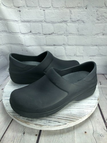 crocs black non slip