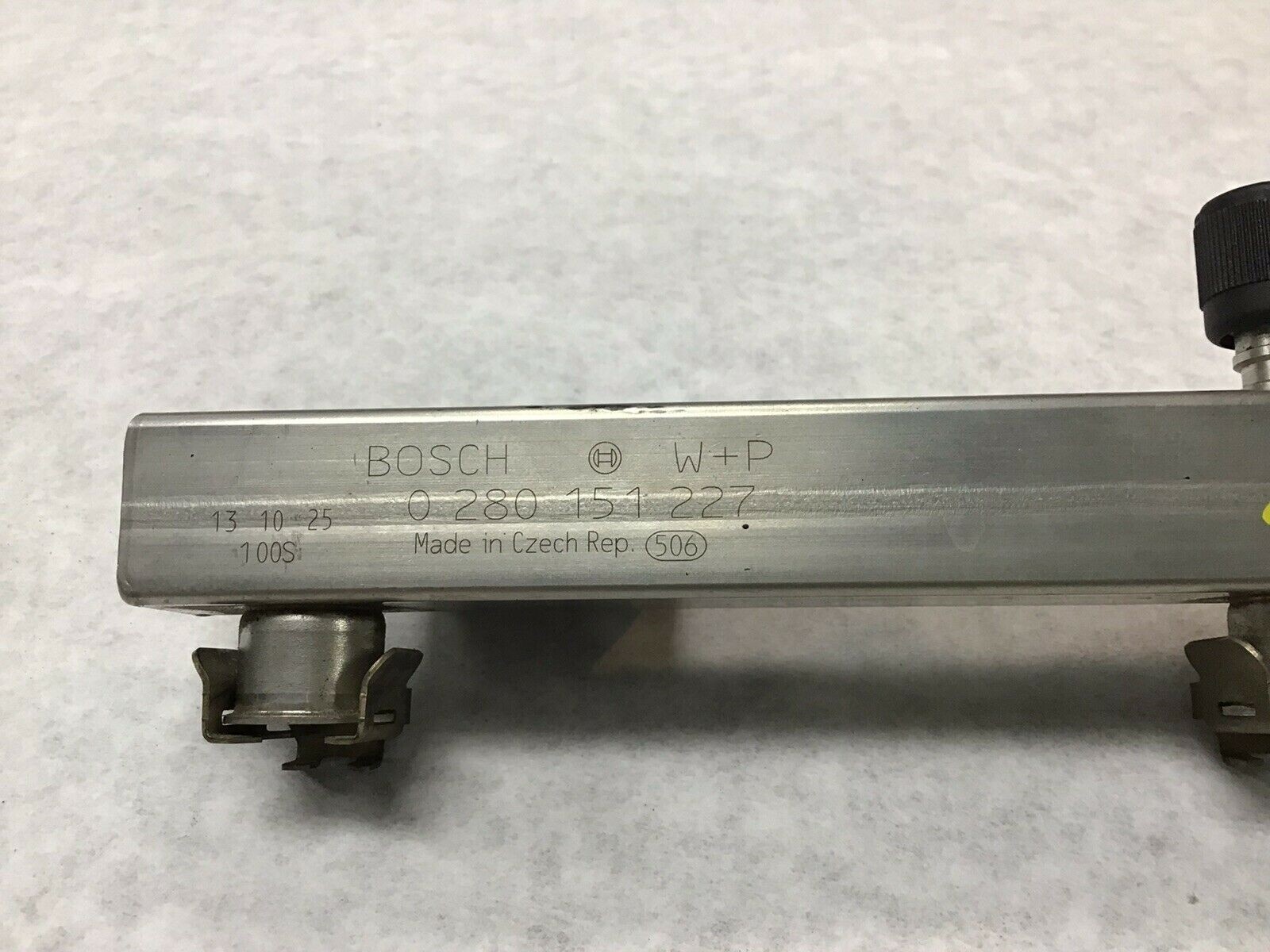 Maserati GranTurismo 2015 4.7 fuel Rail Right Side Bosch 0280151227