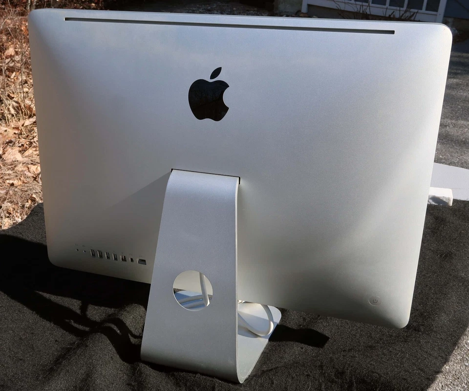 iMac 11,2; 21.5" Screen, 3.06 GHz, 999.86 GB Storage, Video Card Repair or Parts - Image 3 of 4