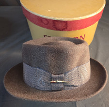 VINTAGE ROYAL DELUXE "The Gun Club" With Gun SZ 7 BROWN FEDORA With Box