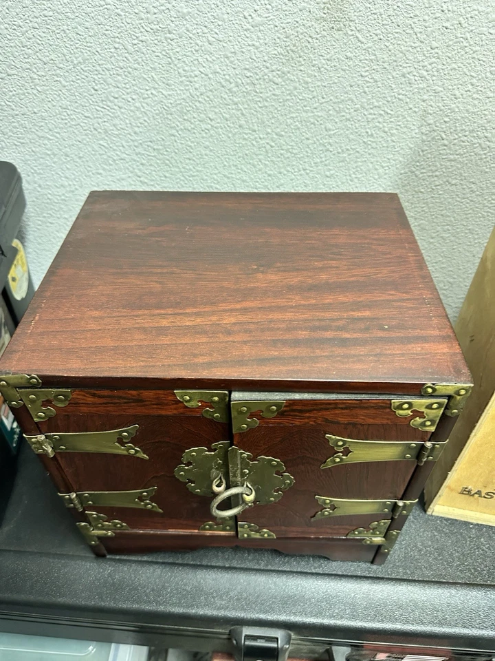 Joyero antiguo coreano de palo de rosa con cofre Tansu Foto 2 de 3