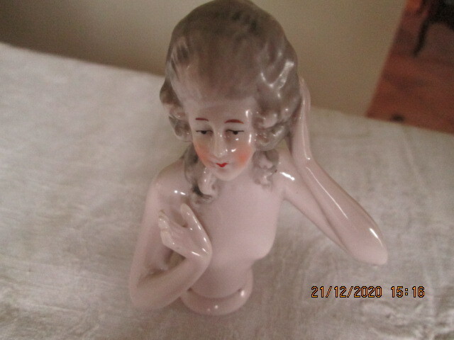 ANCIENNE DEMI FIGURINE POUPEE MARQUISE TEE PUPPEE HALF DOLL PORCELAINE Prijs £
