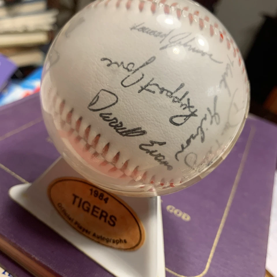 VINTAGE 1984 DETROIT TIGERS WORLD CHAMPIONS FACSIMILE SIGNED BASEBALL(26 SIGNED) - Image 2 of 4