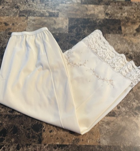VINTAGE VAL MODE EMBROIDERED HALF SLIP! SIZE MEDIUM - 第 1/7 張圖片