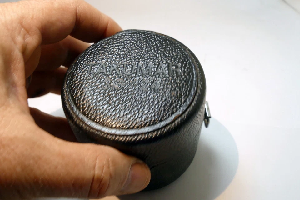 Estuche rígido Pentax para lente Super Takumar 24 mm f3,5 M42 (se adapta a 50 mm f1,4 SMC) Foto 2 de 4