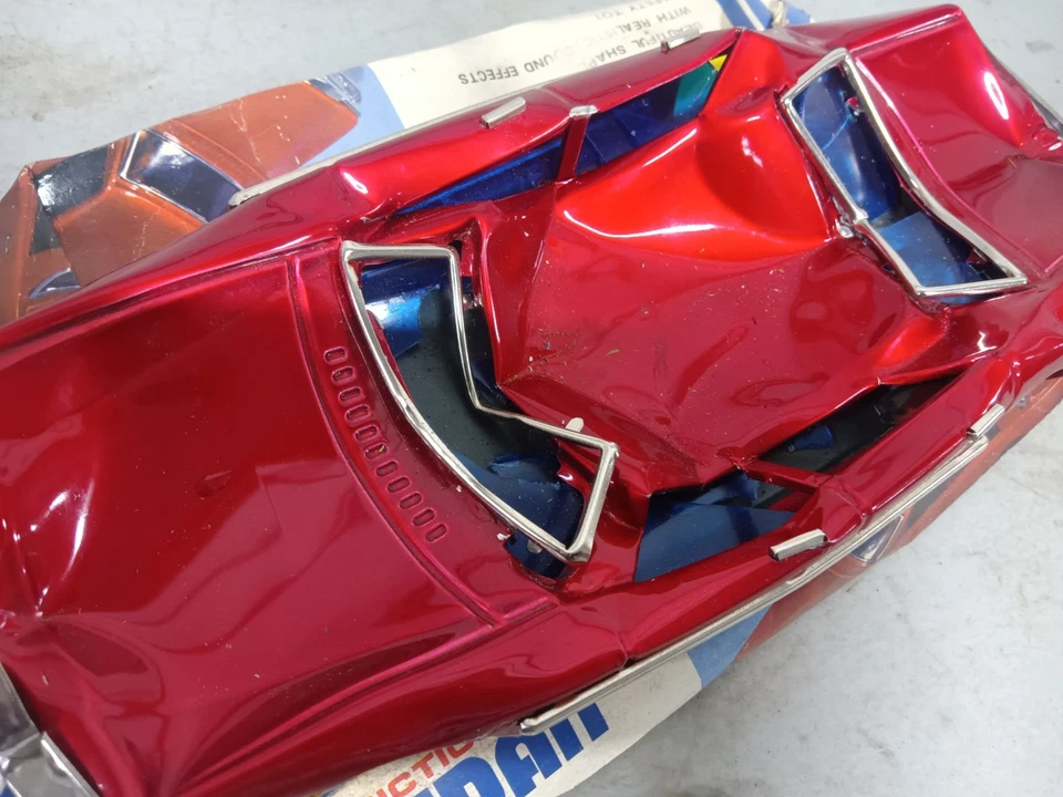 Coche de fricción de estaño vintage aplastado Mercedes Foto 2 de 4