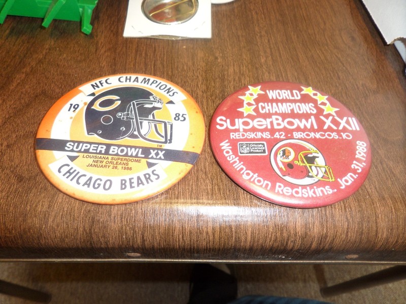 2 SUPER BOWL PINBACK BUTTON s- Redskins (xxii) and Bears(xx) apprx 3.5"