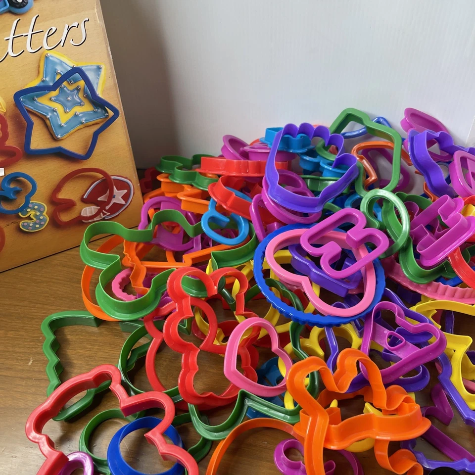 98* Lot of Vintage Cookie Cutters Halloween Wilton Christmas Disney Animals - Image 3 of 4