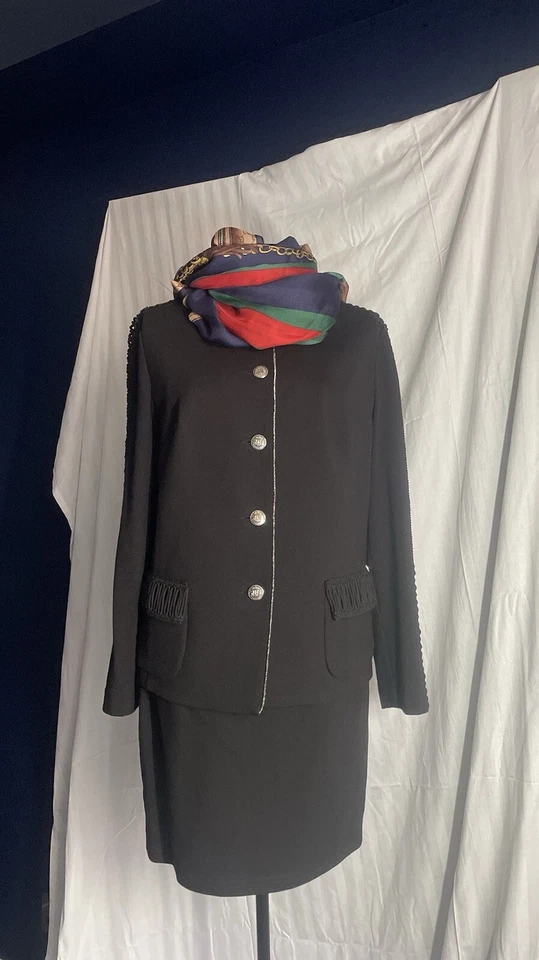 Conjunto de chaqueta y falda Paola Mondi Foto 2 de 4