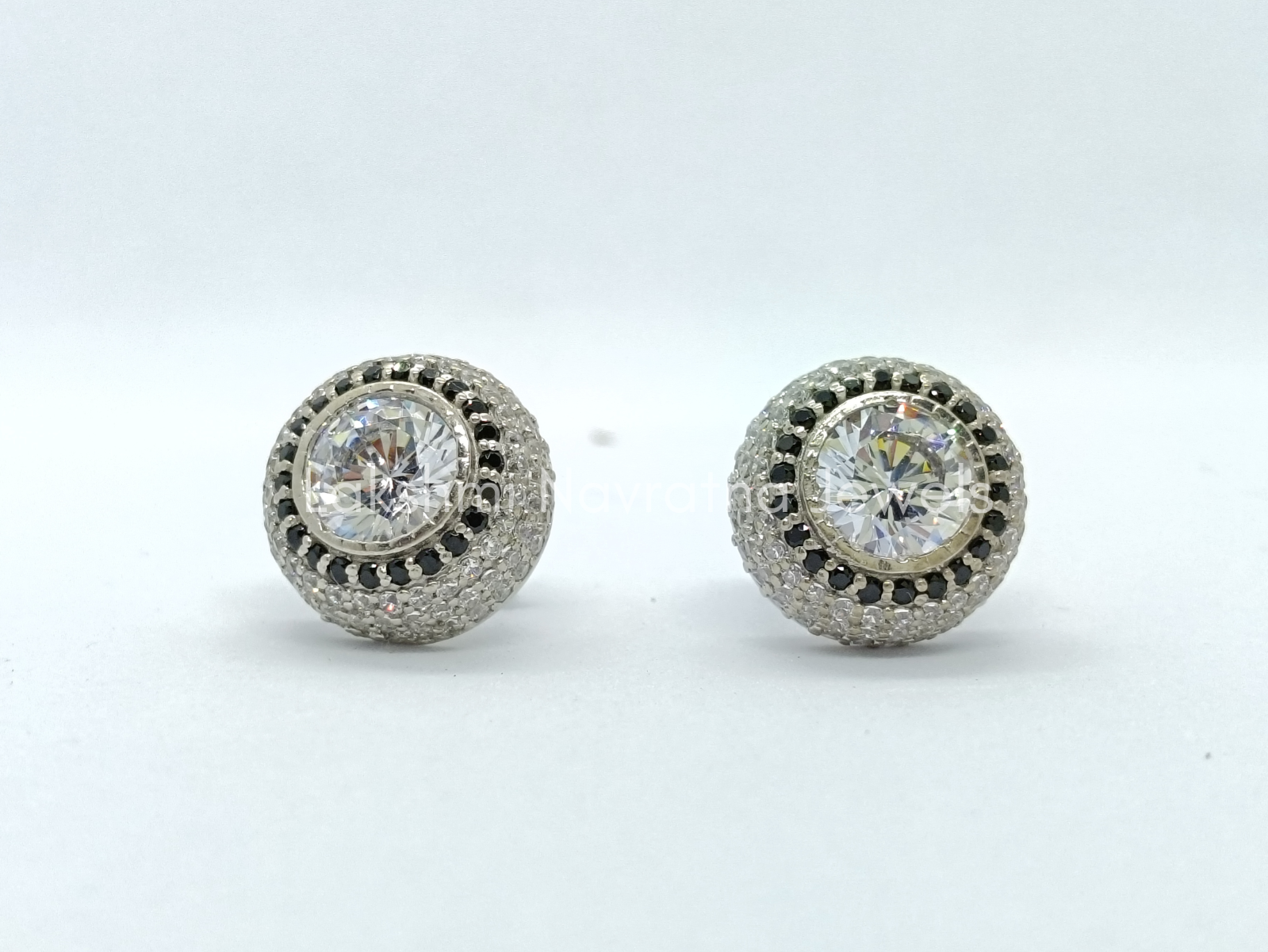 Aretes domo de moissanita y ónix negro para mujer enchapados en oro blanco de 14K