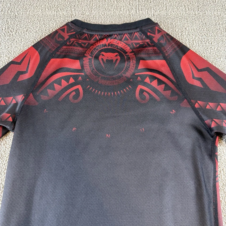 Camisa de compressão Venum Nakahi Rashguard manga comprida tribal preta e vermelha - Imagem 4 de 4