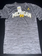 Men’s Nike University Of Michigan T-shirt Size Small DO6832-060