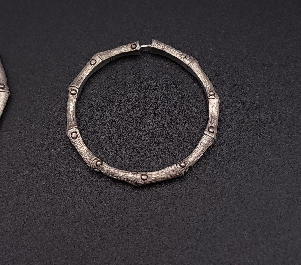 Pendientes de aro de bambú satinado de plata de ley John Hardy de 1,25" Foto 4 de 4