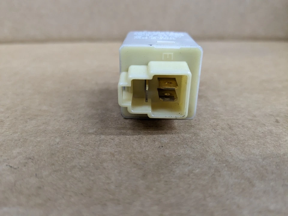 Relé intermitente señal de giro 99-00 Mazda Miata 3 pines b61p66830 1999-2000 Foto 2 de 3