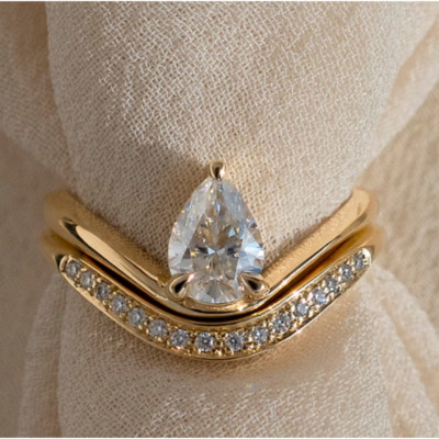 Pear Cut Diamond Wedding Band 1.40 Ct IGI 18K Yellow Gold Set E F VS Lab Create