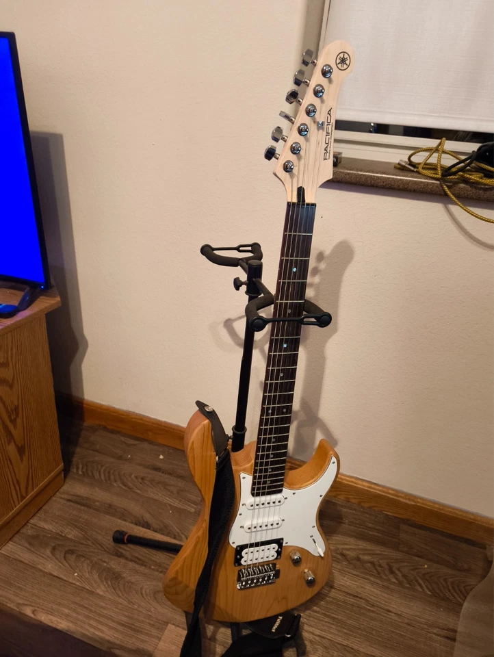 Guitarra Eléctrica Natural Yamaha PAC112V Muy Ligeramente Usada Foto 2 de 4