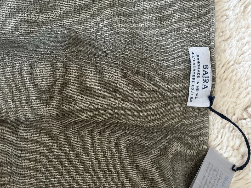 Bufanda nueva Bajra color oliva. 40% cachemir 60% seda hecha a mano Foto 3 de 4