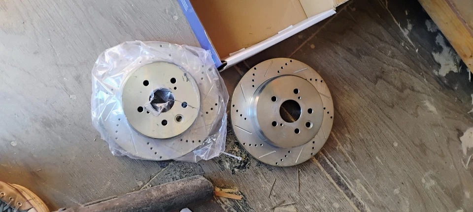 Rotores de freno de disco perforados delanteros traseros para Lexus GS200T GS350 GS450H IS200T RC300. Foto 3 de 4