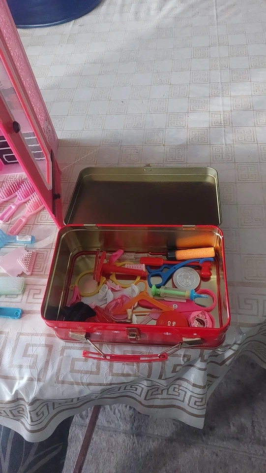 Puppenschrank von Barbie und -Koffer mit Bekleidung - Bild 4 von 4