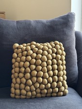 Cuscino Habitat cotone-taffettà testurizzato, bobbled, oro/cachi, imbottitura piuma