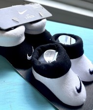 NIKE NEWBORN INFANT BOOTIES 0-6 MONTHS 2 Pack Black And White NWT