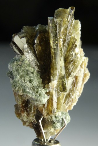 NATURAL EPIDOTE -28 CARATS EPIDOTE CRYSTAL FROM PAKISTAN, (Vis-222) - Picture 3 of 10