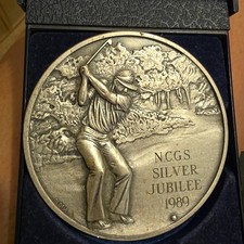 Ancienne médaille golf en boîte, golf .N.C.G.S jubilé argent. métal blanc lourd 130g
