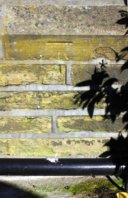 Foto 6x4 Benchmark auf 'Grange Leigh', #10 Carlton Drive Shipley\/SE1437 c2017