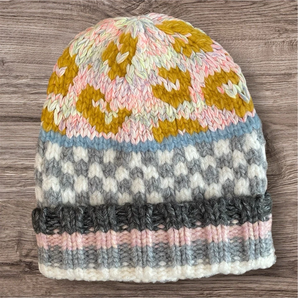 Gorro tejido Anthropologie x Laura Dalgaard Reese rosa blanco dorado sombrero cottagecore Foto 2 de 4