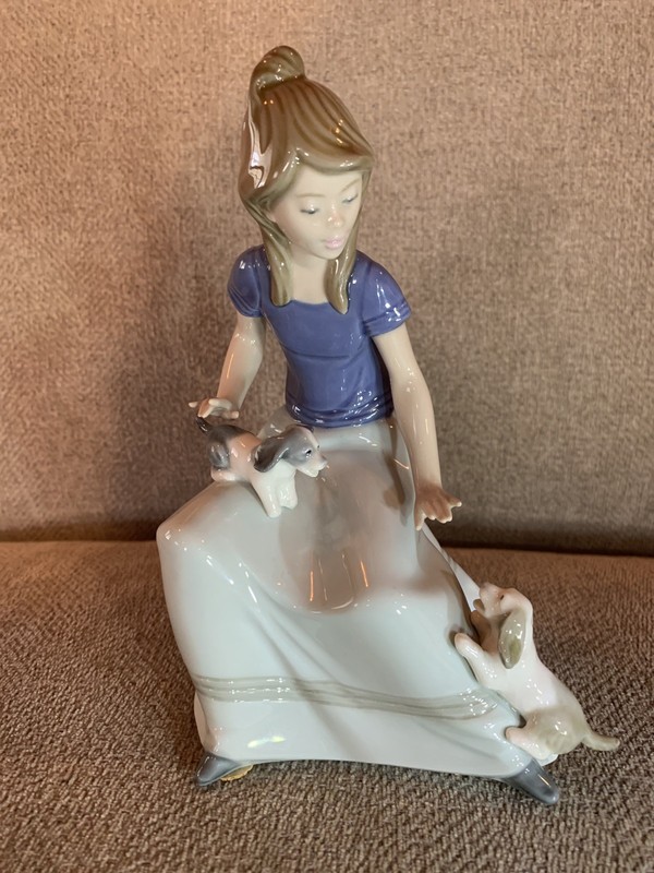 VINTAGE NAO BY LLADRO DAISA 1986 GIRL WITH PUPPIES FIGURINE