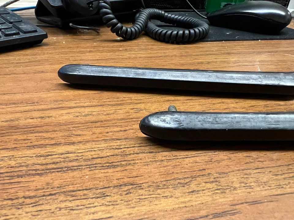 (2) NOS 1967-69 CHEVY CAMARO PARACHOQUES DELANTERO PROTECTORES COJINES DE GOMA GM RARO Foto 4 de 4