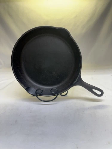 Vintage Wagner Ware Sidney O #8 Cast Iron Skillet Sits Flat