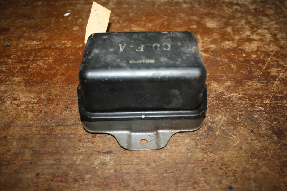 Регулятор напряжения генератора Ford Falcon 1960–62 годов в сборе CODF 10505-A - Изображение 2 из 4