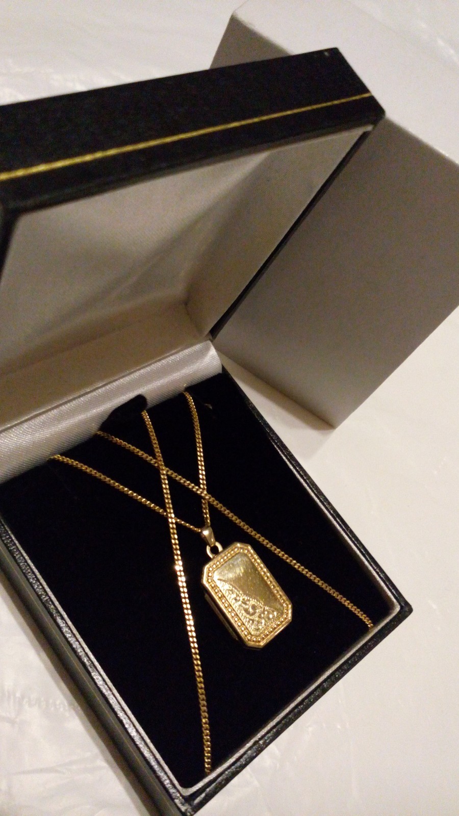 Victorian Rectangular Semi Engraved LOCKET in 9ct… - image 8