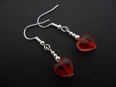 EIN PAAR HÜBSCHE OHRHÄNGER MIT GLASHERZPERLEN. FARBWAHL. NEU.