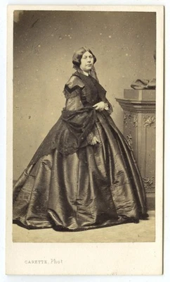 CDV 1860-70 Carette à Lille. Femme avec robe au tissu moiré. Mode. - Photo 1/2