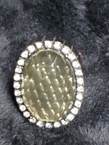 Dazzeling Oval Statement Stretch Ring With Faceted Crystals - Picture 3 of 7