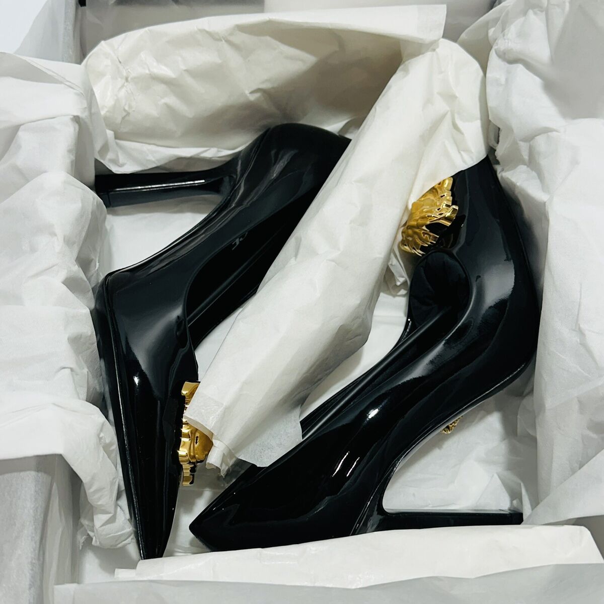 Versace Medusa Gold Black Patent Leather Pointed Toe Shoe Versace Medusa Gold Black Patent Leather Pointed Toe Shoe
