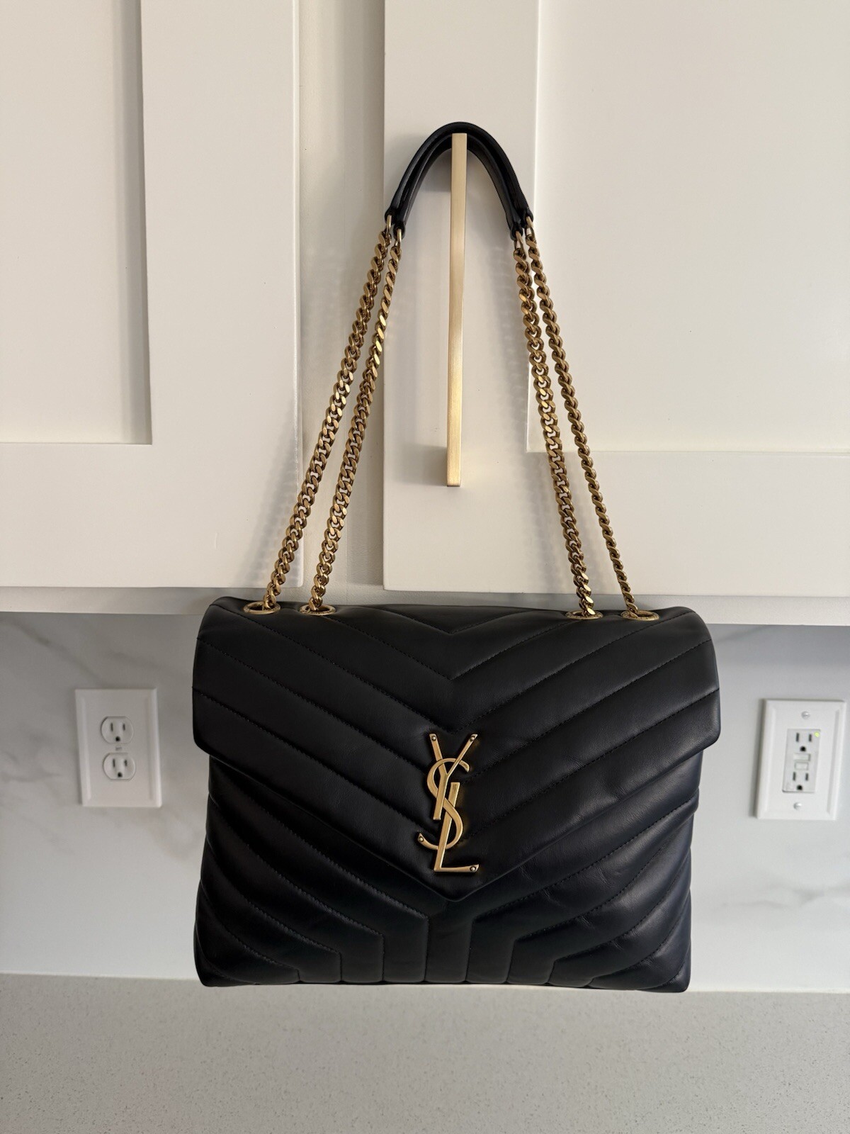 Borsa a tracolla YSL Saint Laurent Medium Loulou in pelle matelassé nero oro