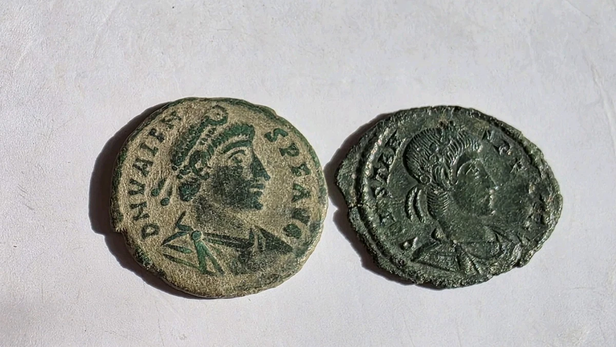 Dos Monedas Del Imperio Romano Bajos Imperio.pesan 2.04 Y 1.04.F4